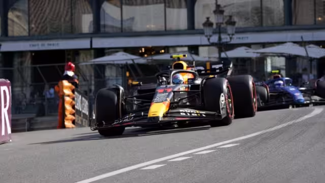 Checo Pérez durante la práctica 2 del Gran Premio de Mónaco de F