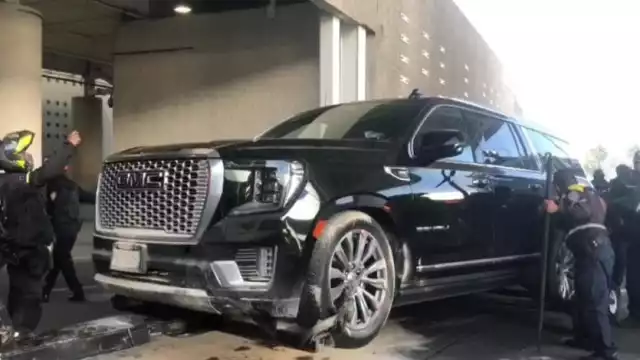 De acuerdo con reportes extraoficiales, hay dos personas detenidas y dos heridos; la camioneta recibió múltiples impactos de bala en la T2 del AICM
