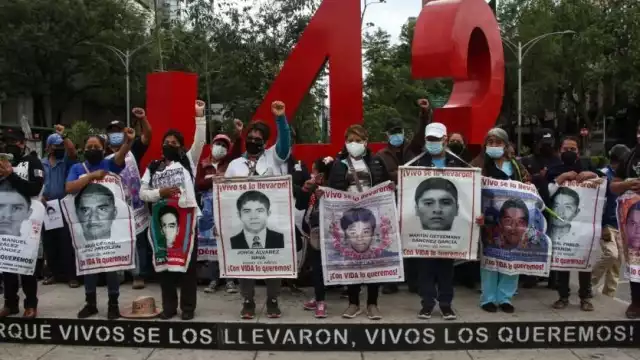 Los familiares de los 43 normalistas de Ayotzinapa tuvieron una reunión con AMLO en Palacio Nacional