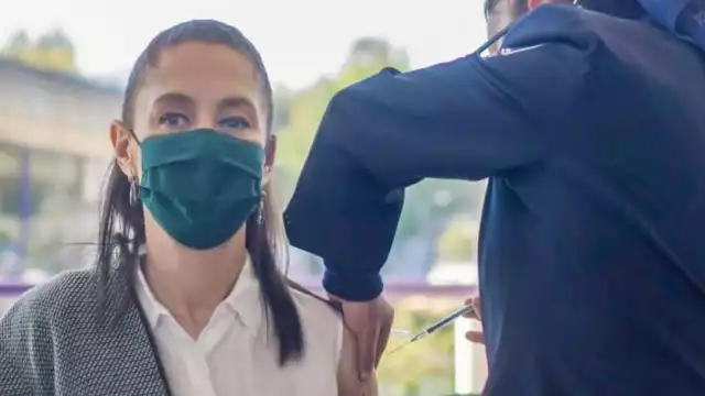 La jefa de gobierno, Claudia Sheinbaum cuenta con el esquema completo de vacunación con el biológico de Pfizer. Este miércoles recibió el refuerzo