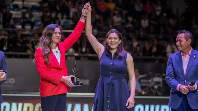 María del Rosario Espinoza recibió un reconocimiento de Ana Guevara, titular de la Conade, en el marco del Campeonato Mundial de Taekwondo Guadalajara 2022.