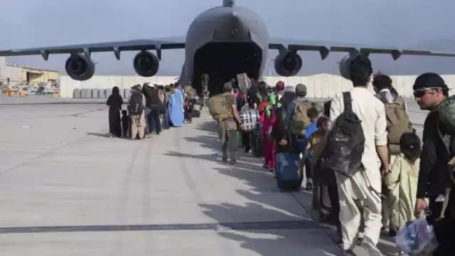 Explosión en el Aeropuerto internacional Hamid Karzai de Kabul, Afganistán dejó varios heridos