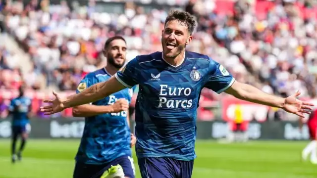 El delantero mexicano llegó a cinco anotaciones en cuatro jornadas de la Eredivisie