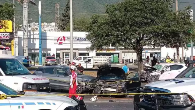 Accidente de cuatro automóviles sobre la avenida Garza Sada, en Monterrey, dejó un saldo de dos personas muertas; autoridades investigan causa de los hechos