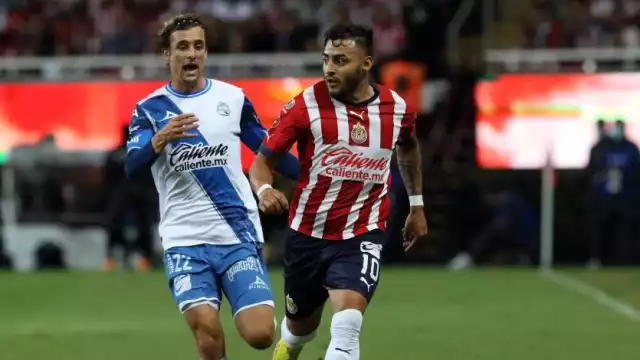 El lateral brasileño de La Franja, Gustavo Ferrareis, se partió el tobillo izquierdo a los 5 minutos de juego al barrerse por un balón