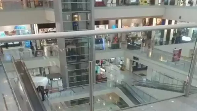 Muere hombre al caer del último piso de la plaza Town Center El Rosario, en CDMX