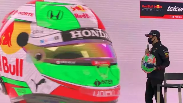 Checo Pérez durante la conferencia de prensa en la que presumió el casco que utilizará en el Gran Premio de México de F1.

