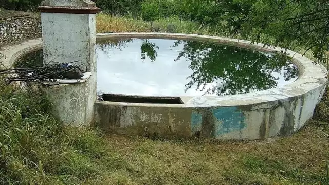 La pila de agua tiene 3 x 2 metros y 1.5 de profundidad