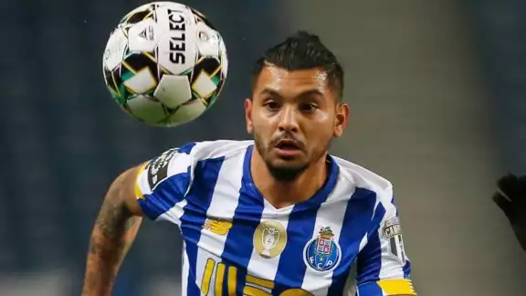 El futbolista mexicano estaría ligado con el equipo andaluz hasta el 2025 El futbolista mexicano estaría ligado con el equipo andaluz hasta el 2025