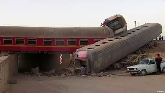 Las autoridades locales informaron que 18 vagones descarrilaron, tres de los cuales volcaron Las autoridades locales informaron que 18 vagones descarrilaron, tres de los cuales volcaron