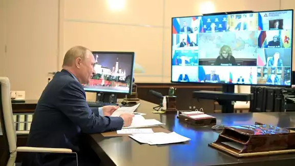 Vladimir Putin pidió a los rusos, muy reacios ante la vacunación, a "ser responsables" y sumarse a la campaña de inmunización Vladimir Putin pidió a los rusos, muy reacios ante la vacunación, a "ser responsables" y sumarse a la campaña de inmunización