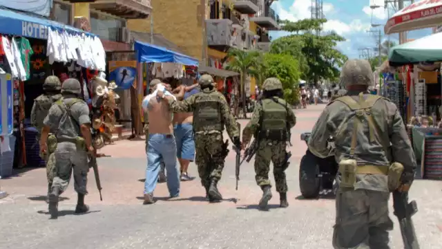 Detuvieron a el “Rizos” del Cártel del Golfo, estaba junto a otros 25 disfrutando de una piscina en Quintana Roo