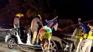   Camioneta es atravesada por muro de contención del puente Xkeulil; reportaron lesionados