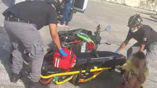 Mujeres en motocicleta protagonizan accidente en la SM 260 de Cancún