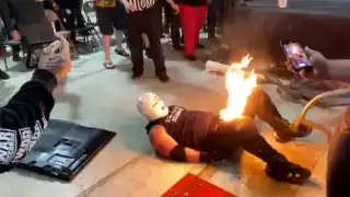 Luchador termina con la entrepierna en llamas durante una pelea: VIDEO