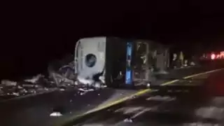 Vuelca autobús con migrantes en carretera de Oaxaca