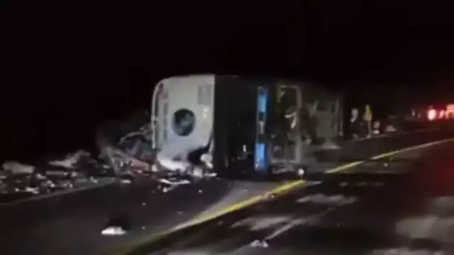 Vuelca autobús con migrantes en carretera de Oaxaca