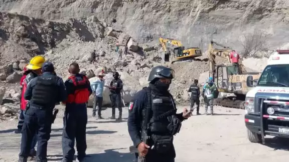 Dos trabajadores quedaron enterrados tras el deslave de 80 metros cúbicos de arena Dos trabajadores quedaron enterrados tras el deslave de 80 metros cúbicos de arena