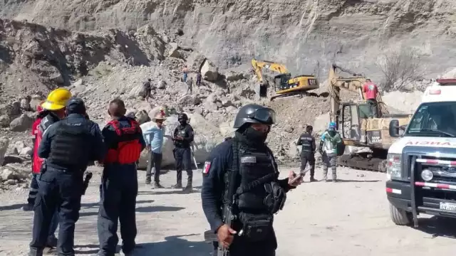 Dos trabajadores quedaron enterrados tras el deslave de 80 metros cúbicos de arena