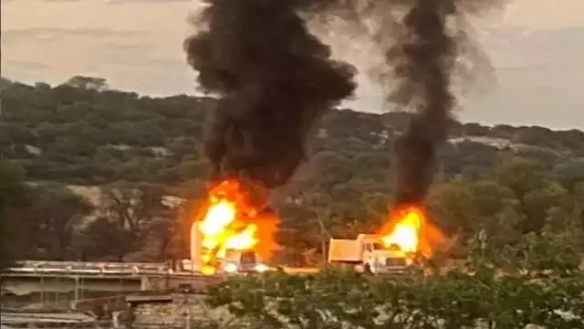 Algunos camiones también fueron incendiados en la zona