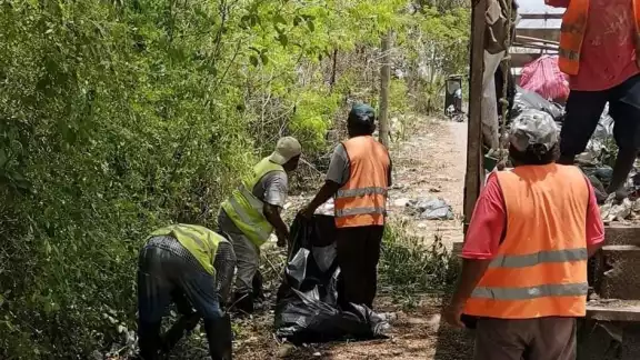 Funcionario hace una invitación para que la gente evite tirar sus residuos en la calle