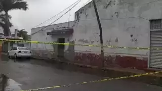 Los vecinos aseguran que ya tiene mucho tiempo que el poste está en mal estado