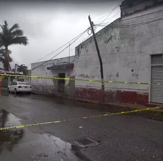 Los vecinos aseguran que ya tiene mucho tiempo que el poste está en mal estado