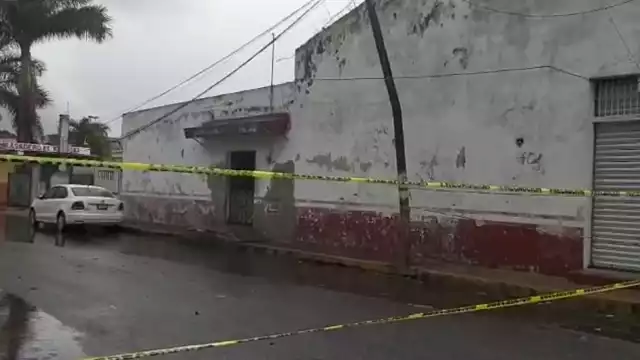 Los vecinos aseguran que ya tiene mucho tiempo que el poste está en mal estado