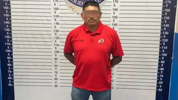 Entre sus posesiones se encontró un arma de fuego abastecida con un cargador y 18 cartuchos útiles, así como dos cargadores cada uno con 18 cartuchos útiles Entre sus posesiones se encontró un arma de fuego abastecida con un cargador y 18 cartuchos útiles, así como dos cargadores cada uno con 18 cartuchos útiles