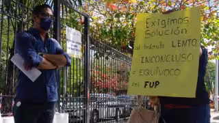 Los maestros exigen que sean registrados como empleados de base