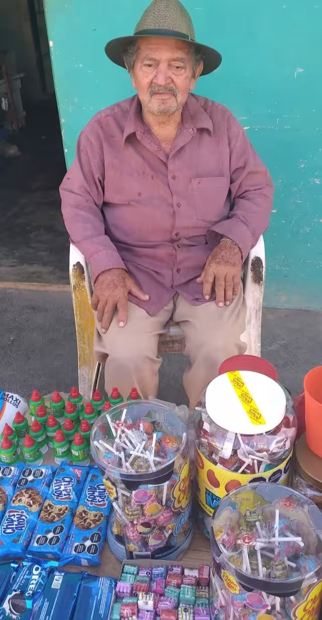 Audomaro Castillo es un hombre de 85 años que se dedica a vender dulces en Chetumal