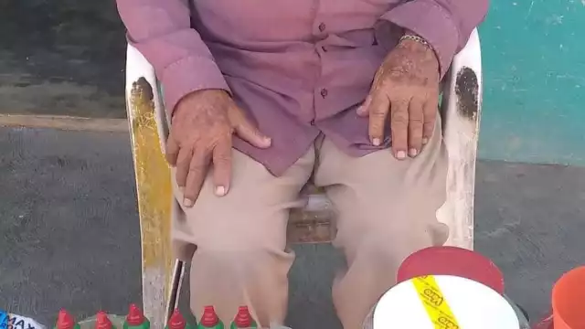 Audomaro Castillo es un hombre de 85 años que se dedica a vender dulces en Chetumal