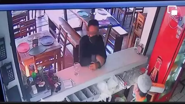 Las cámaras de seguridad captaron al sujeto que sustrajo un celular del mostrador de un negocio en Cancún