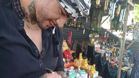 Un hombre de presunto origen árabe, que ofrece tatuajes de henna en la Feria de Valladolid, se ha popularizado en redes sociales Un hombre de presunto origen árabe, que ofrece tatuajes de henna en la Feria de Valladolid, se ha popularizado en redes sociales