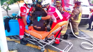 Rescatan bomberos a persona atrapada en una alcantarilla de la avenida Andrés Quintana Roo en Cancún