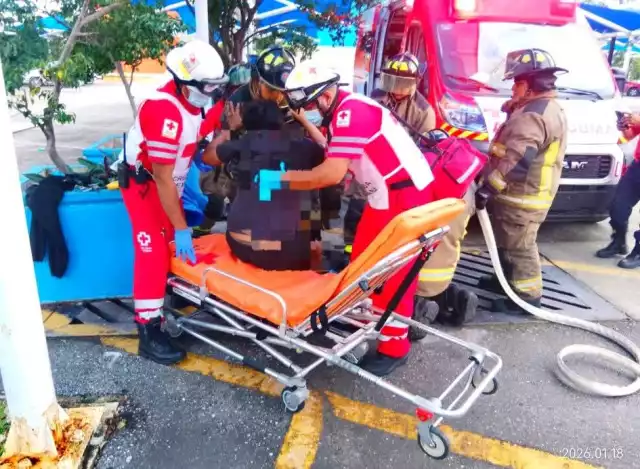 Bomberos y paramédicos de la Cruz Roja auxiliaron a la víctima.