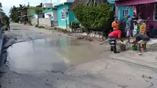 Los aguaceros han generado encharcamientos en las calles de Holbox, afectando el paso vehicular de la zona