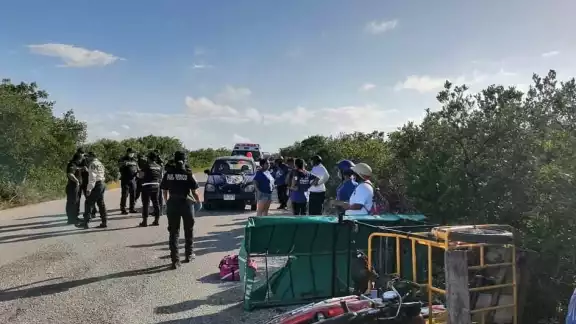 El conductor de la unidad intentó esquivar un bache que había en medio de la carretera. Una pasajera fue transportada al seguro El conductor de la unidad intentó esquivar un bache que había en medio de la carretera. Una pasajera fue transportada al seguro