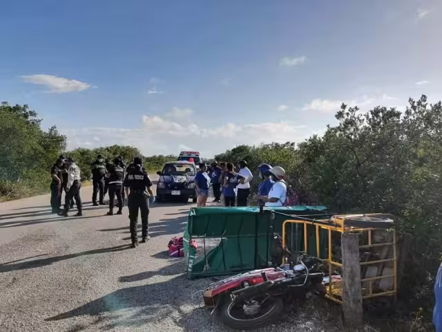 El conductor de la unidad intentó esquivar un bache que había en medio de la carretera. Una pasajera fue transportada al seguro