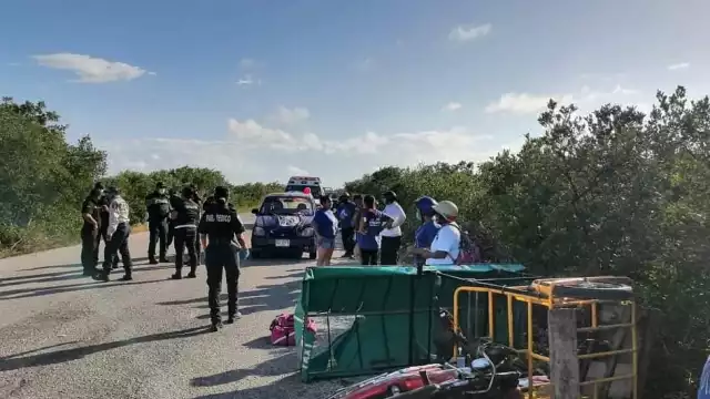 El conductor de la unidad intentó esquivar un bache que había en medio de la carretera. Una pasajera fue transportada al seguro