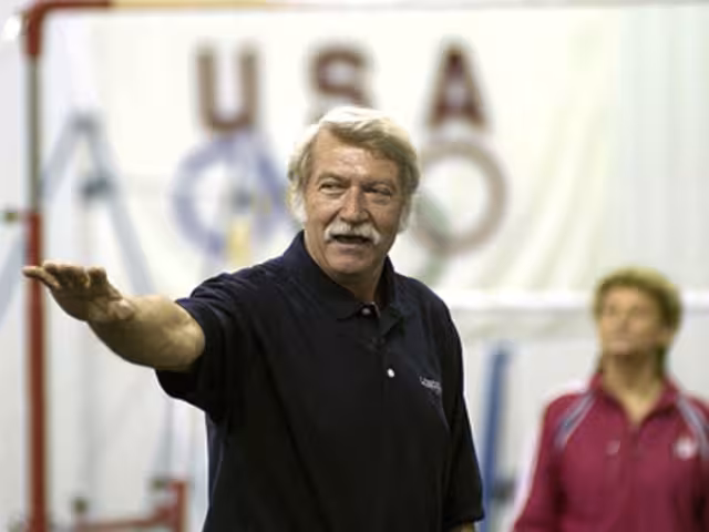 Bela Karolyi entre la barras y los anillos