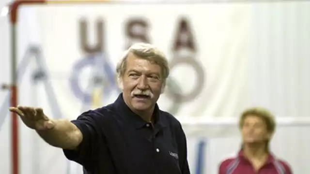 Bela Karolyi entre la barras y los anillos