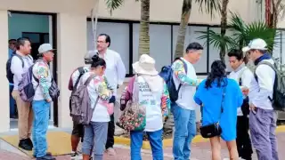Trabajadores del sargazo denuncian despidos y descuentos salariales irregulares en Playa del Carmen