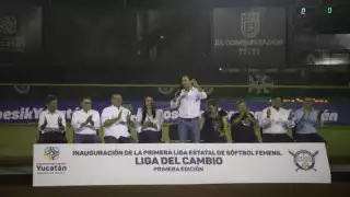 Mauricio Vila fue el encargado de lanzar la primera bola, y posteriormente se quedó a ver el encuentro inaugural