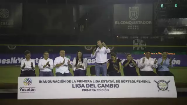 Mauricio Vila fue el encargado de lanzar la primera bola, y posteriormente se quedó a ver el encuentro inaugural