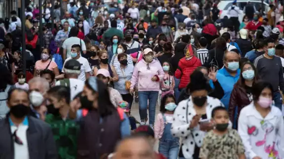Ómicron es la variante de COVID-19 que está preponderante en México, a pesar de que ocasiona menos daños que las cepas anteriores, ya alertan por su velocidad de transmisión Ómicron es la variante de COVID-19 que está preponderante en México, a pesar de que ocasiona menos daños que las cepas anteriores, ya alertan por su velocidad de transmisión