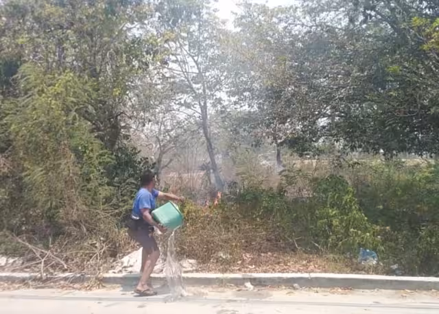 Vecinos combatieron el fuego con cubetas para evitar que alcanzara viviendas cercanas.