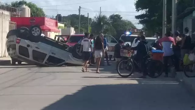 Vecinos de la Supermanzana 235 de Cancún se acercaron a la zona de la volcadura del vehículo para ayudar al chofer