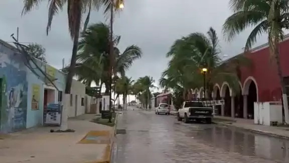 "La lluvia trae como consecuencia que el puerto esté sin visitas", reveló una lugareña del puerto "La lluvia trae como consecuencia que el puerto esté sin visitas", reveló una lugareña del puerto