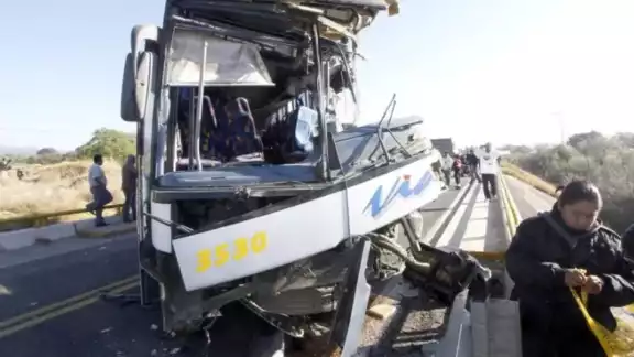 Se reportó el fallecimiento de la mujer y el menor que viajaban en el tráiler